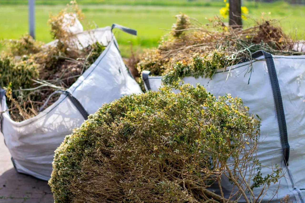 Bigbags gevuld met snoeiafval en groenafval