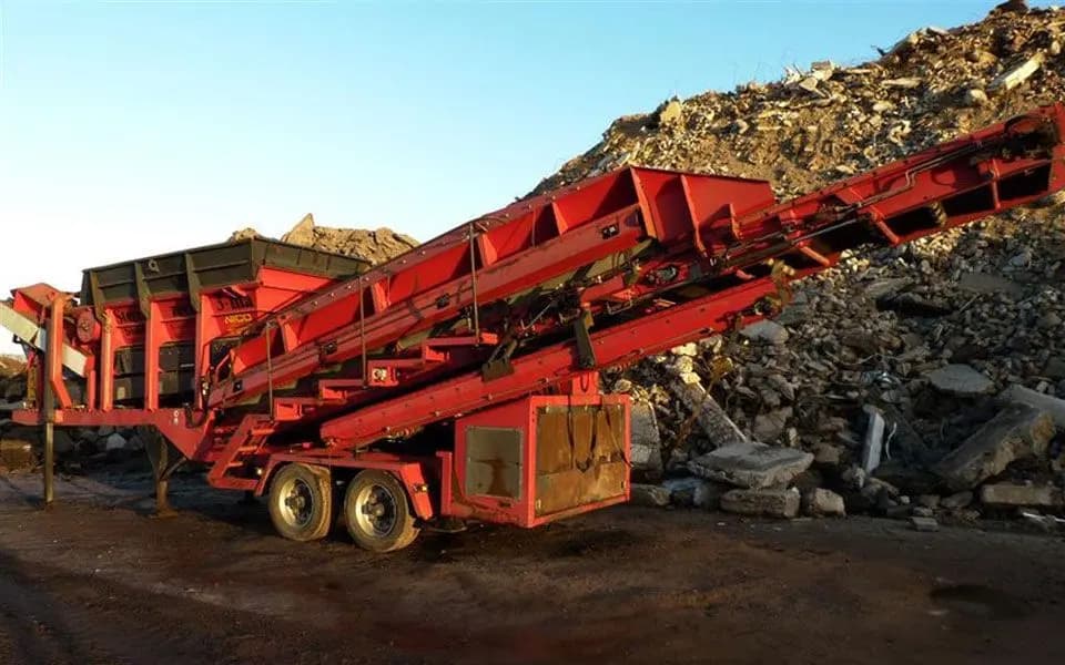Sterrenzeef die materiaal scheidt op een recyclingterrein