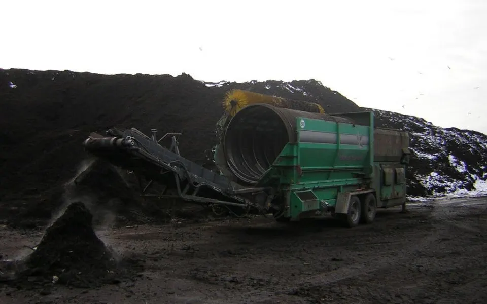Trommelzeef die grond en compost zeeft