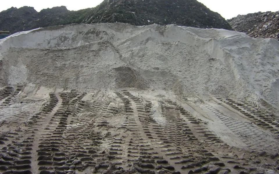 Grote berg zand en grond op een opslagterrein