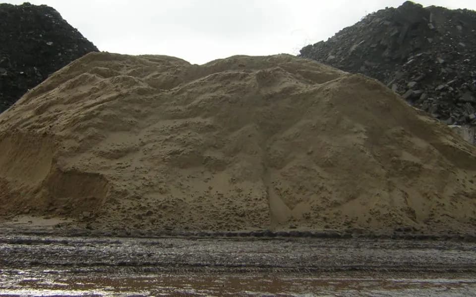 Berg zand en grond buiten op het terrein